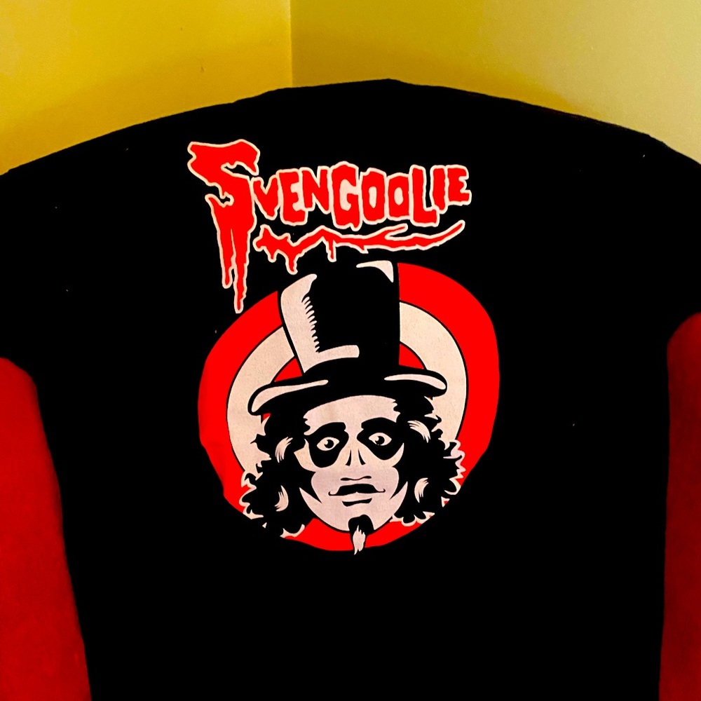 Svengoolie Official Chicken Thrower Fan T-Shirt size M